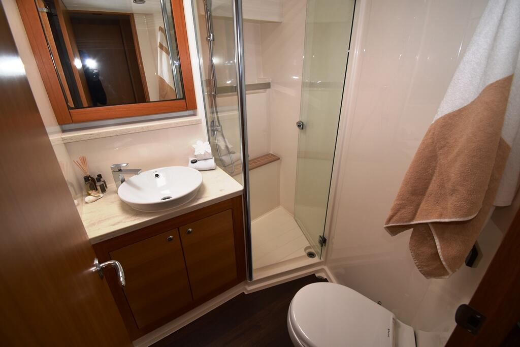 Riviera 50 Enclosed Flybridge 0 17