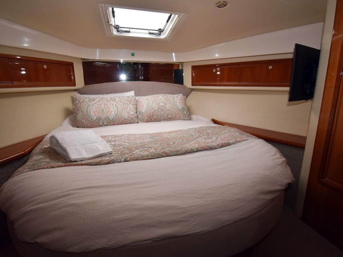 Riviera 47 Enclosed Flybridge 0 10