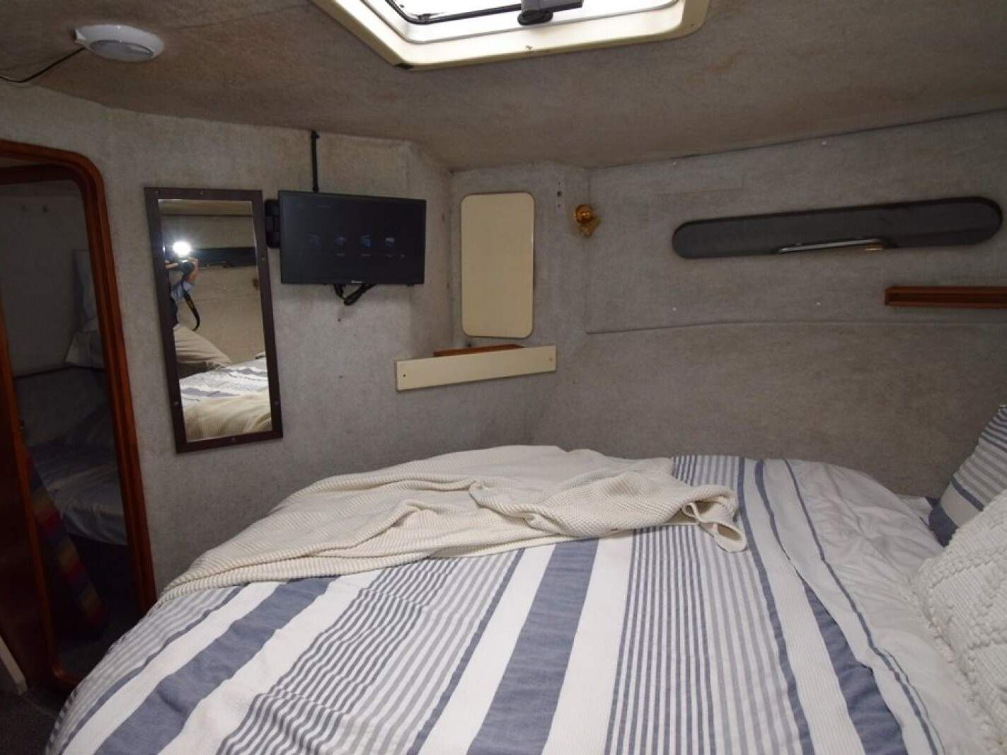 Mustang 3800 Flybridge Cruiser 1995 08