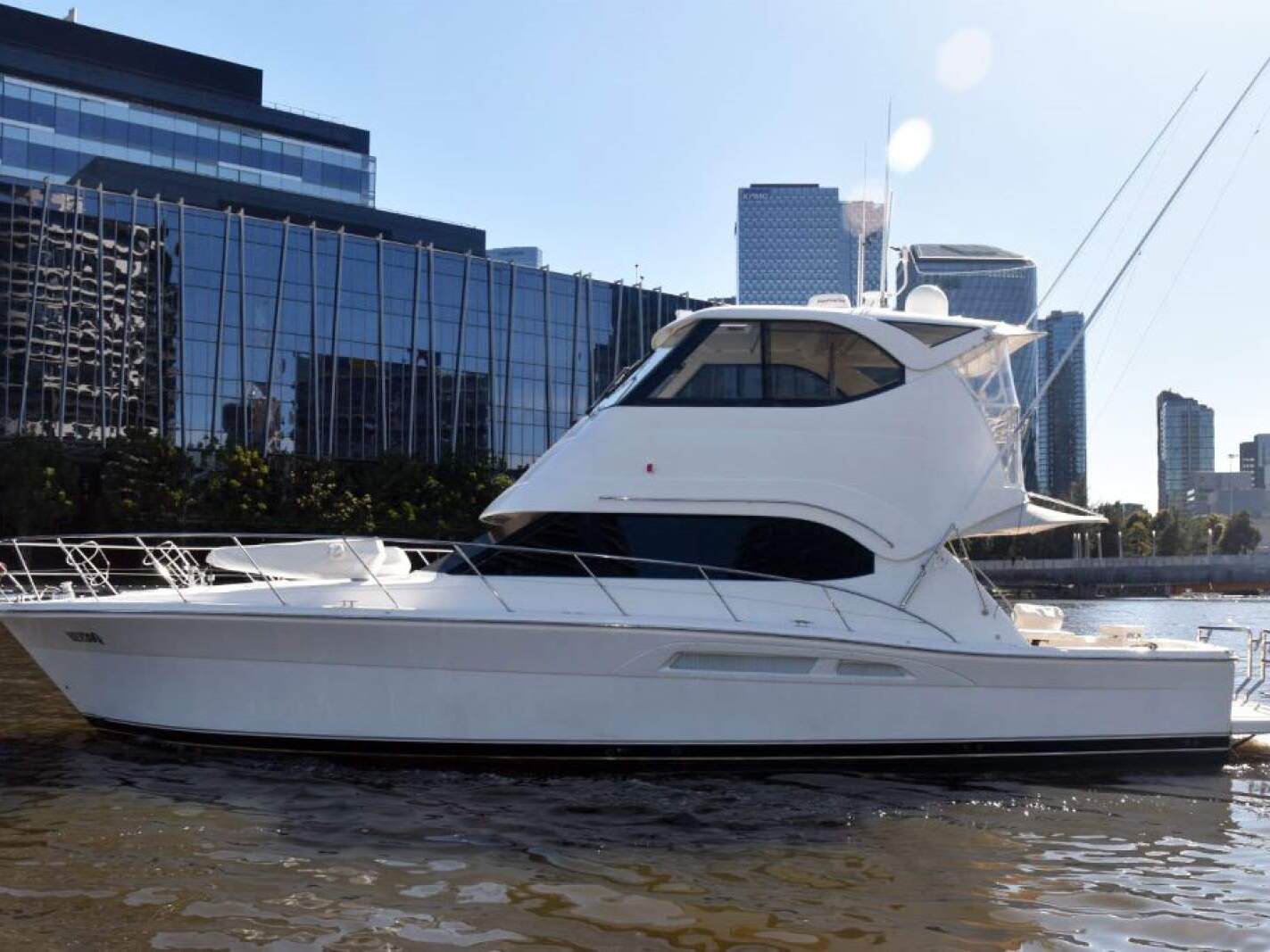 Riviera 47 Enclosed Flybridge 0 02