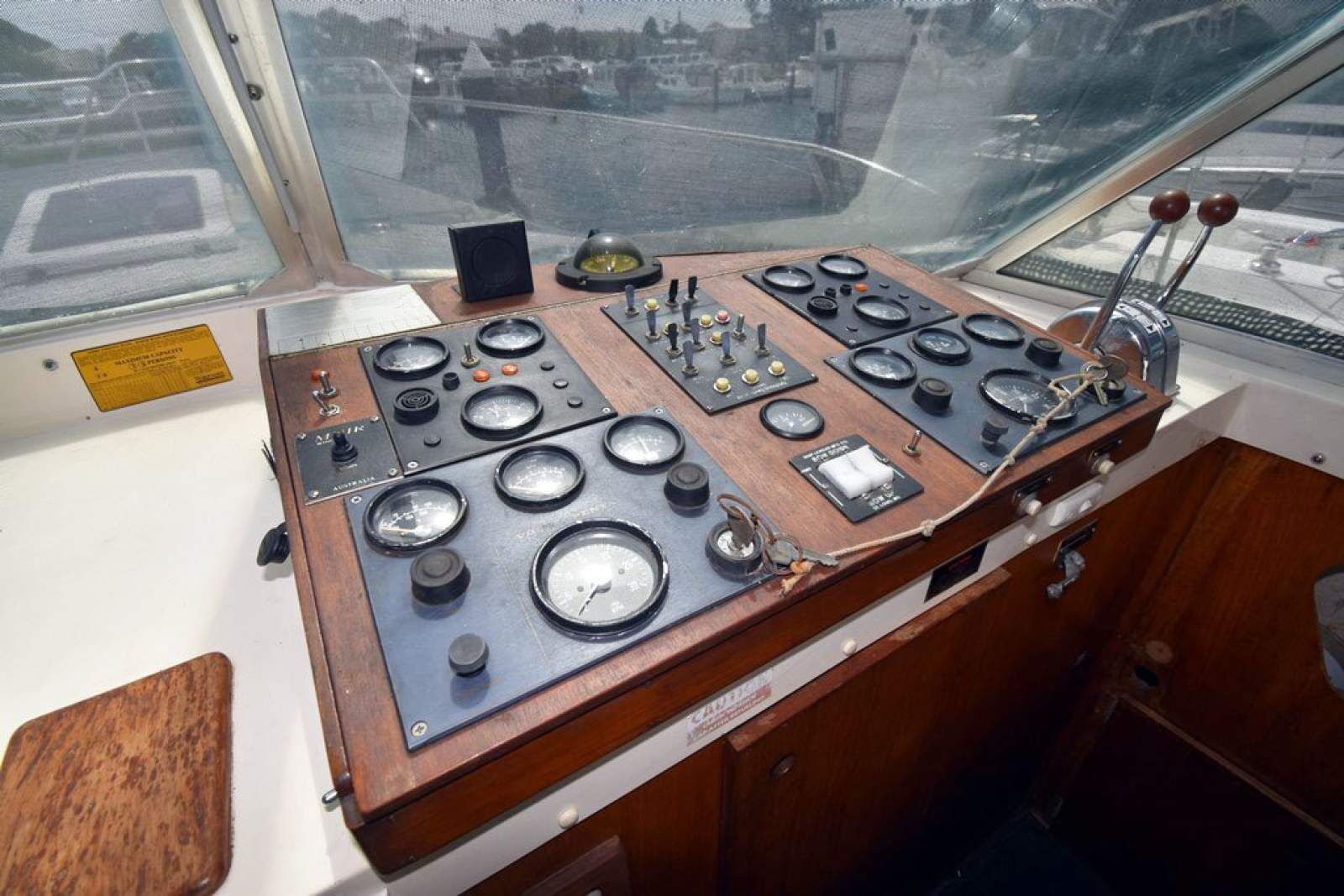 Bertram 35 Flybridge 0 06