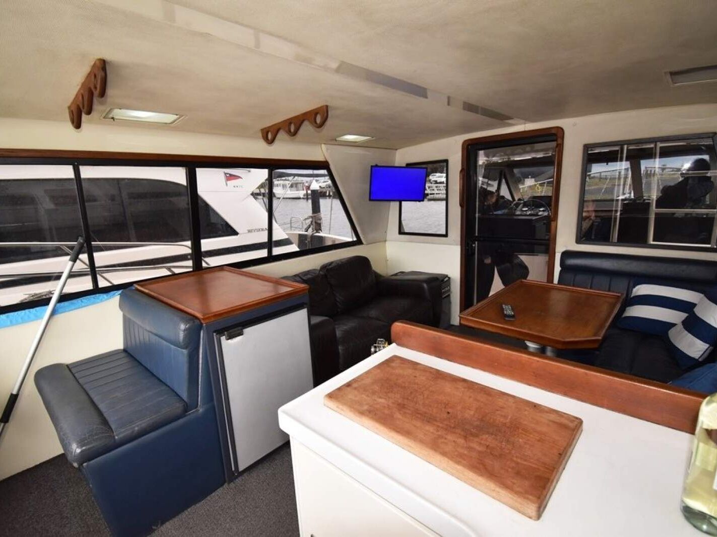 Mustang 3800 Flybridge Cruiser 1995 03