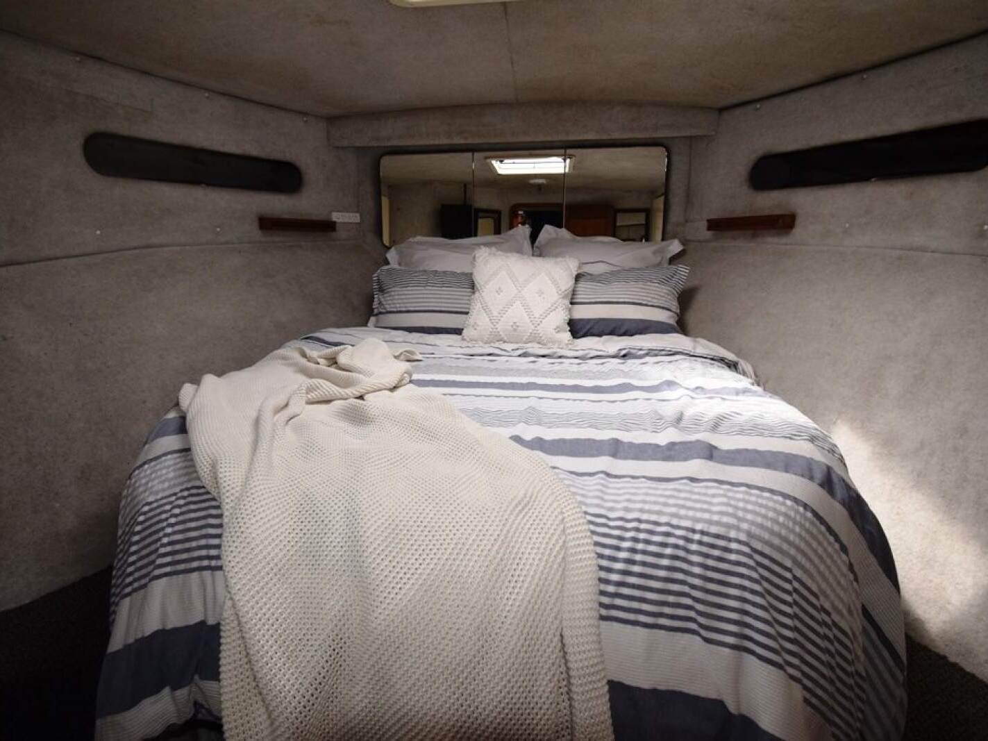 Mustang 3800 Flybridge Cruiser 1995 07