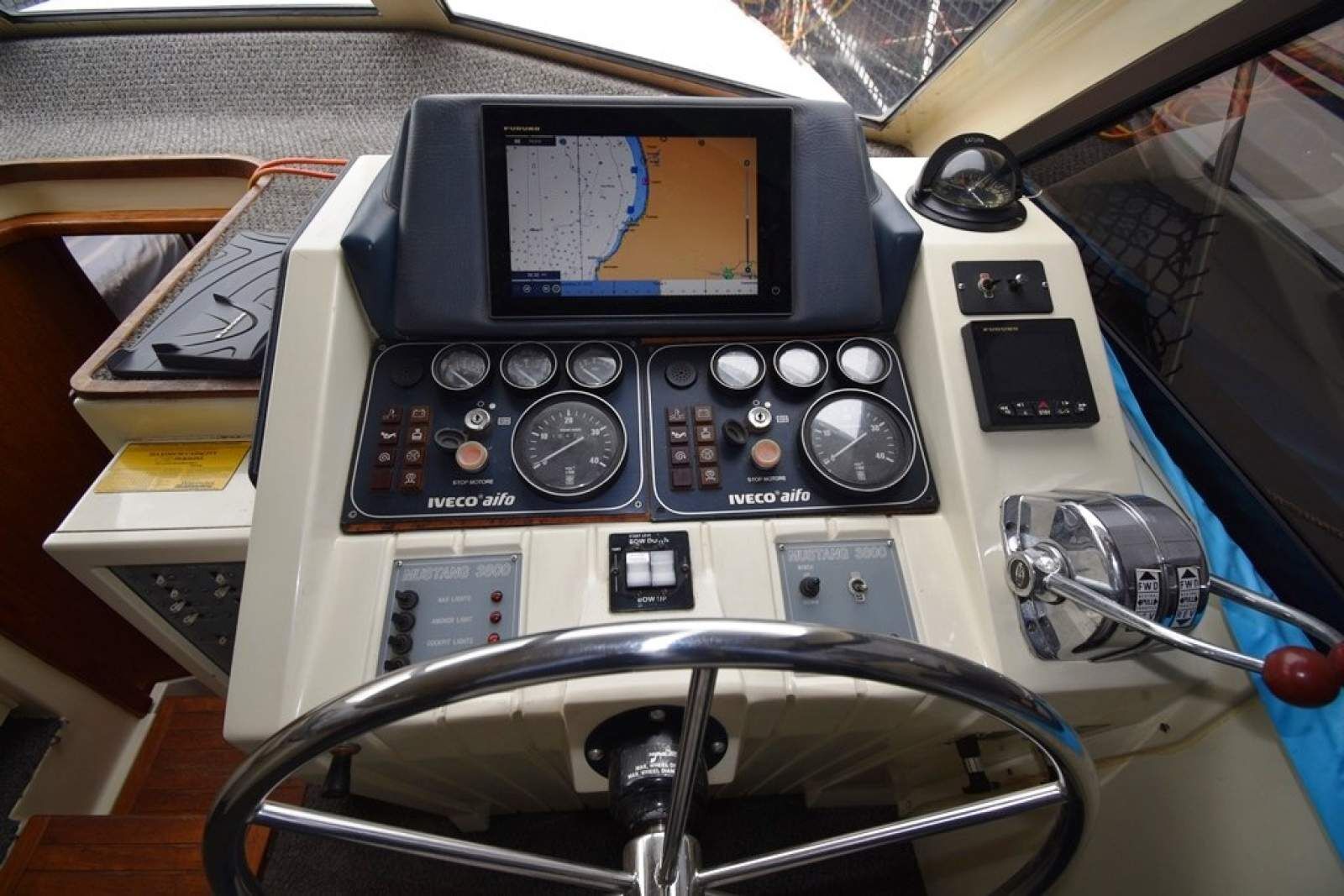 Mustang 3800 Flybridge Cruiser 1995 06