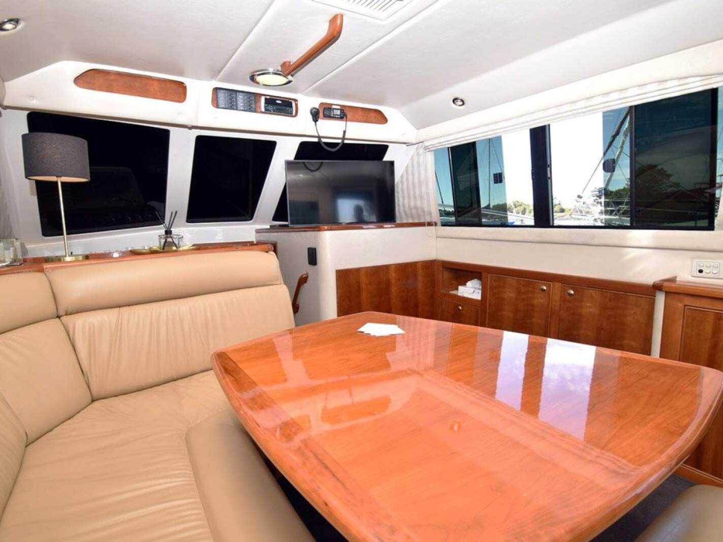 Riviera 3350 Flybridge 0 08