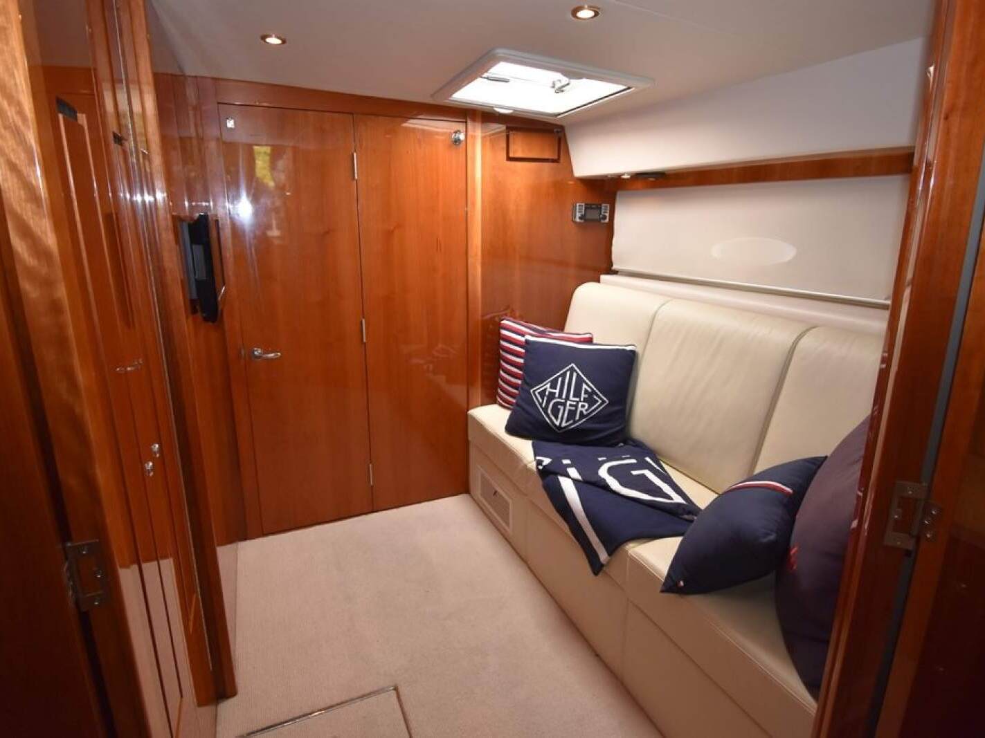 Riviera 5000 Sport Yacht 0 11