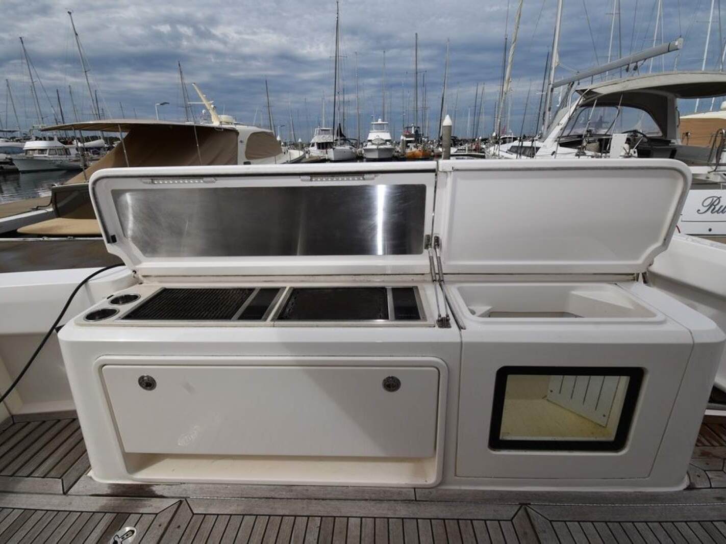 Riviera 50 Enclosed Flybridge 0 23