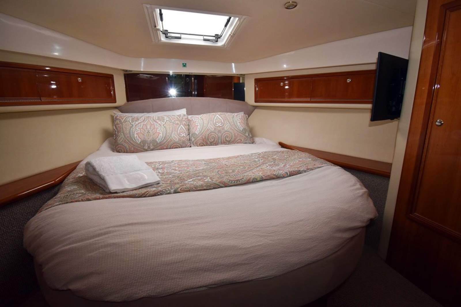 Riviera 47 Enclosed Flybridge 0 10