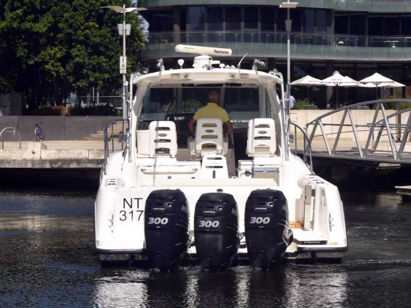 Boston Whaler 345 Conquest 0 04