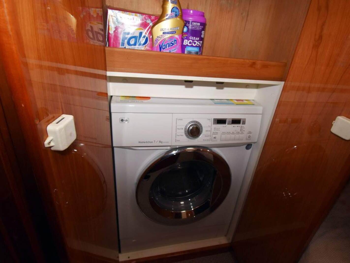 Riviera 47 Enclosed Flybridge 0 16