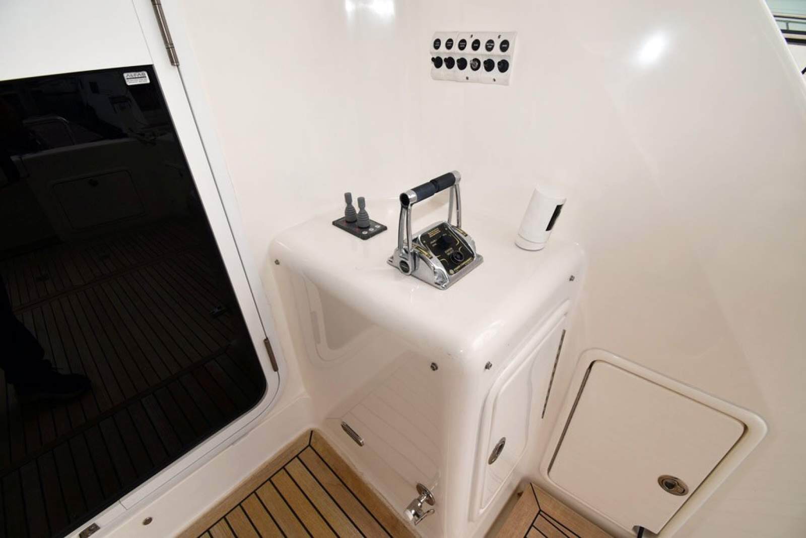Riviera 47 Enclosed Flybridge 0 19