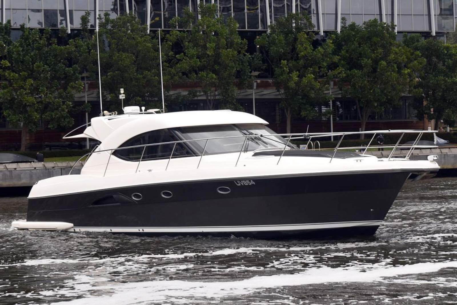 Riviera 5000 Sport Yacht  0 01