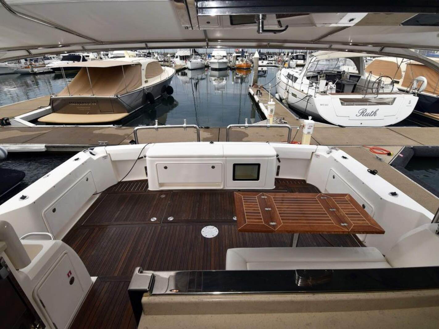 Riviera 50 Enclosed Flybridge 0 21