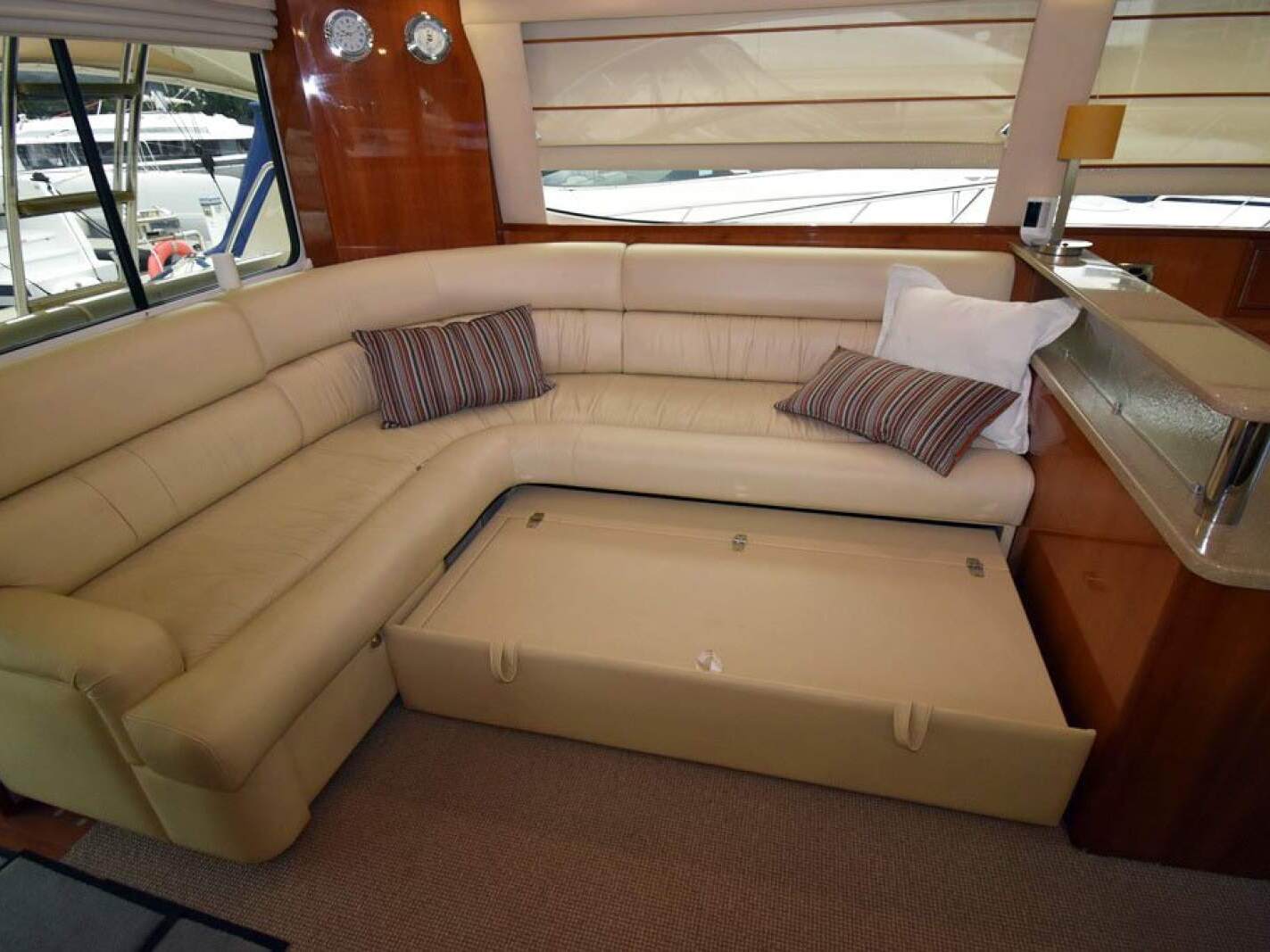 Riviera 47 Enclosed Flybridge 0 08