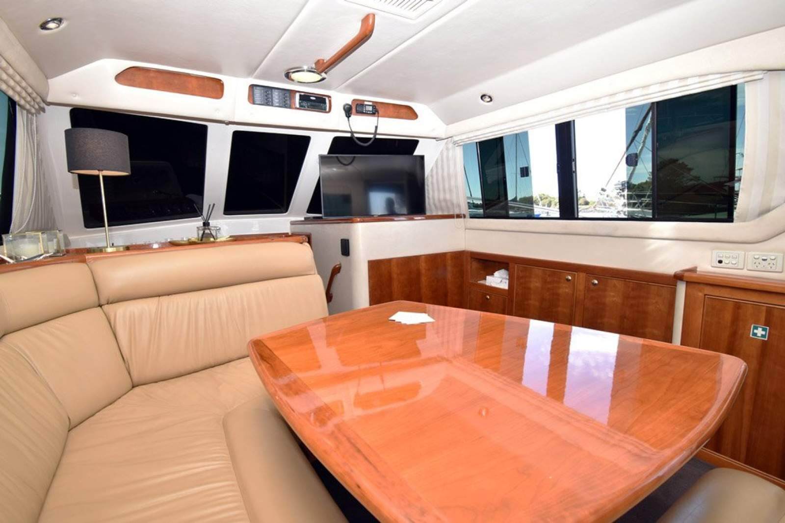 Riviera 3350 Flybridge 0 08