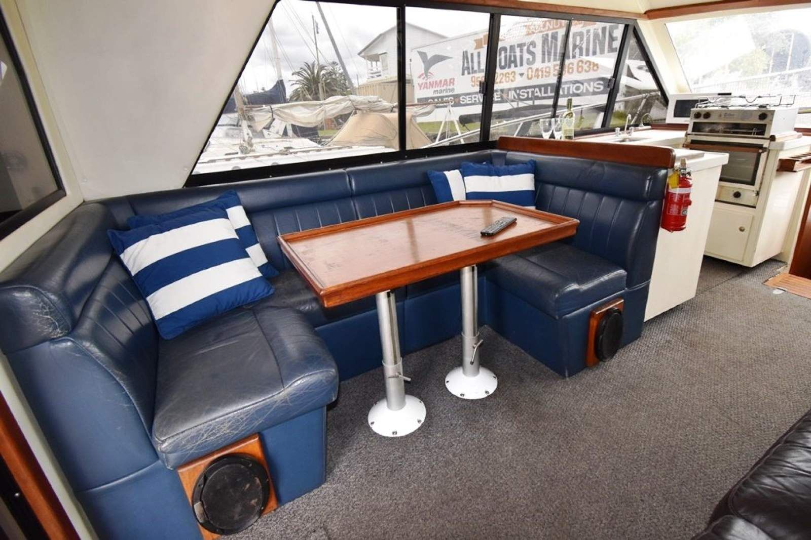 Mustang 3800 Flybridge Cruiser 1995 02