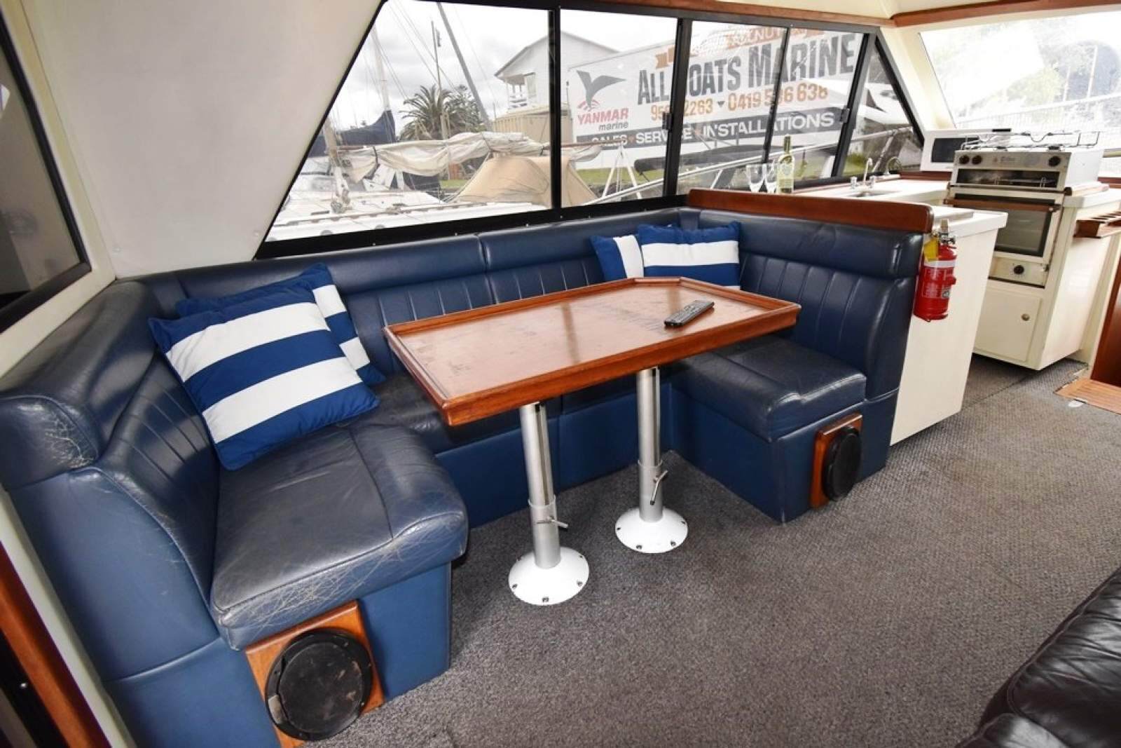 Mustang 3800 Flybridge Cruiser 1995 02