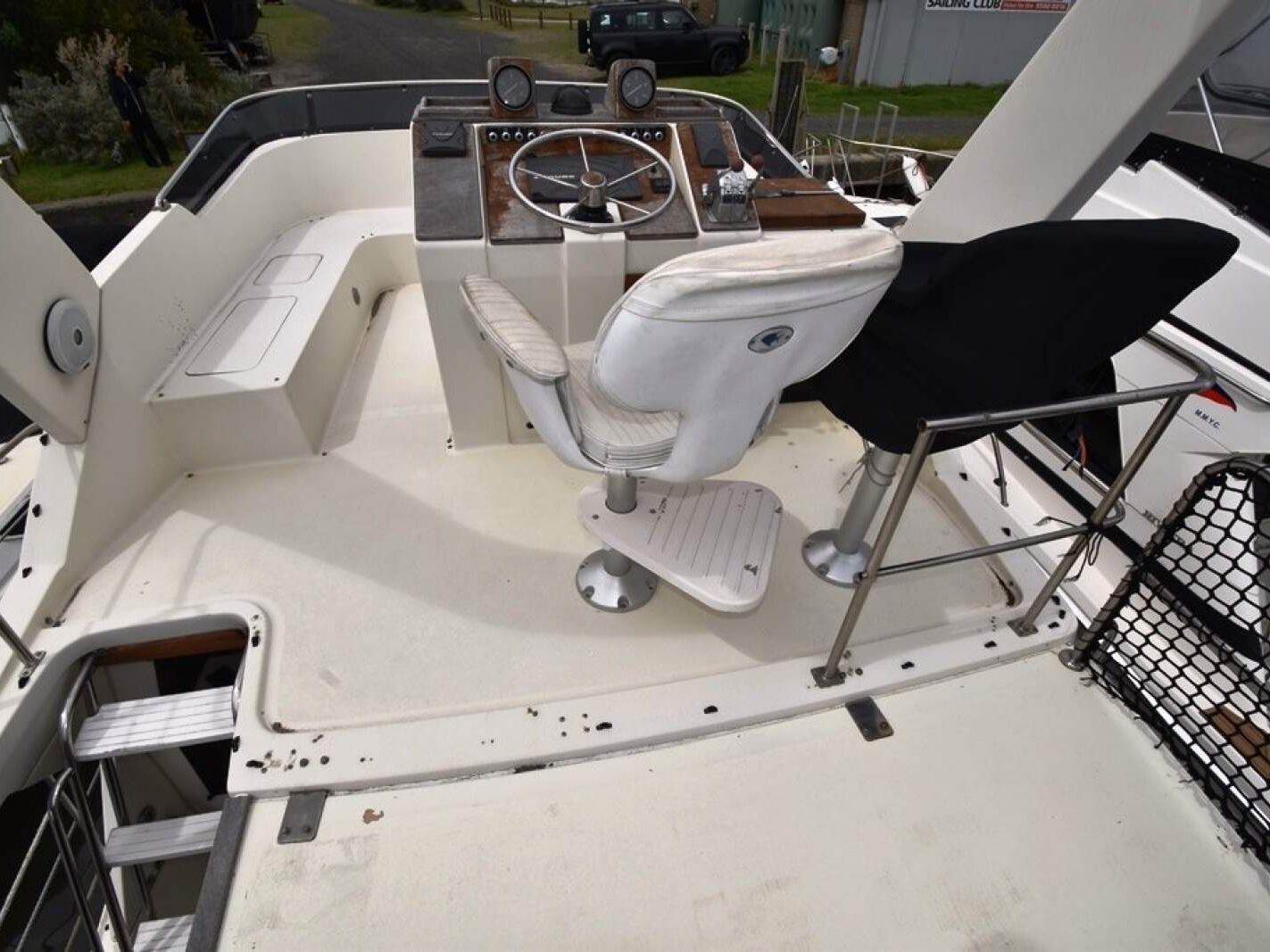 Mustang 3800 Flybridge Cruiser 1995 13