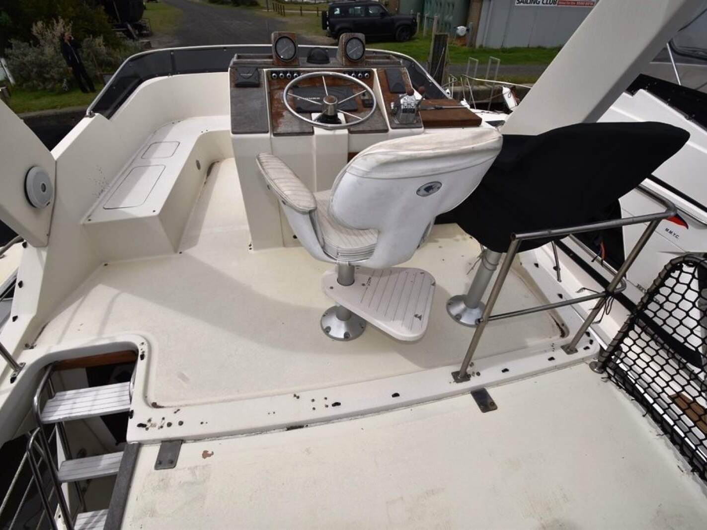 Mustang 3800 Flybridge Cruiser 1995 13