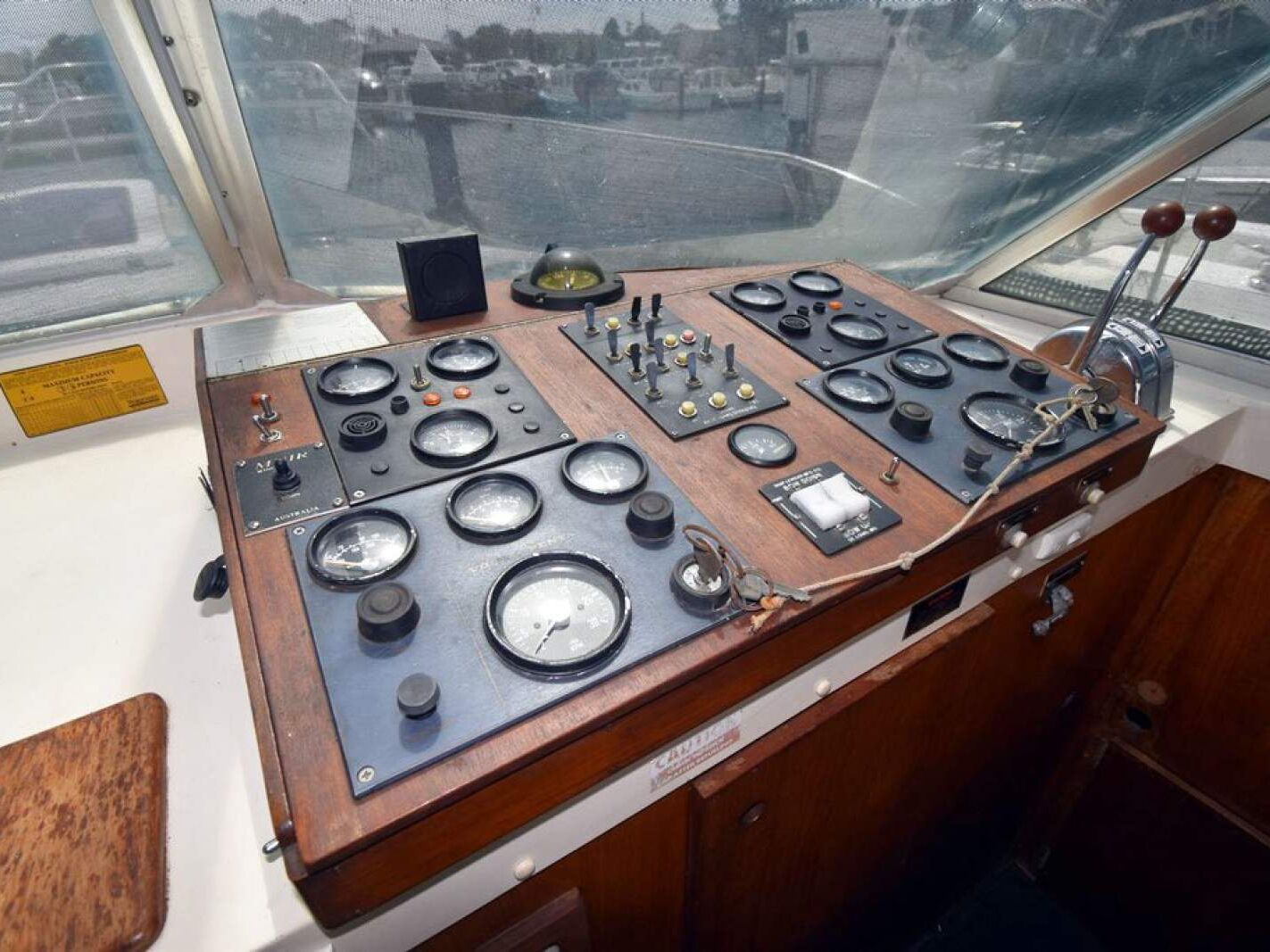 Bertram 35 Flybridge 0 06