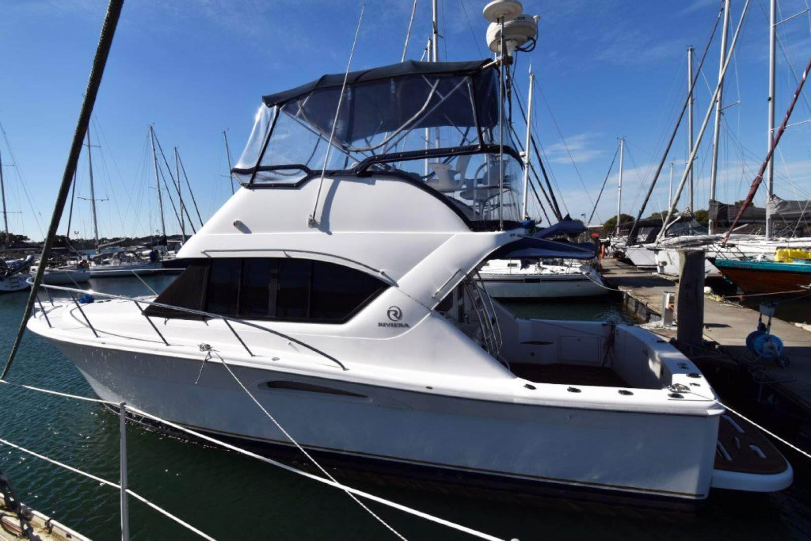 Riviera 3350 Flybridge 0 01