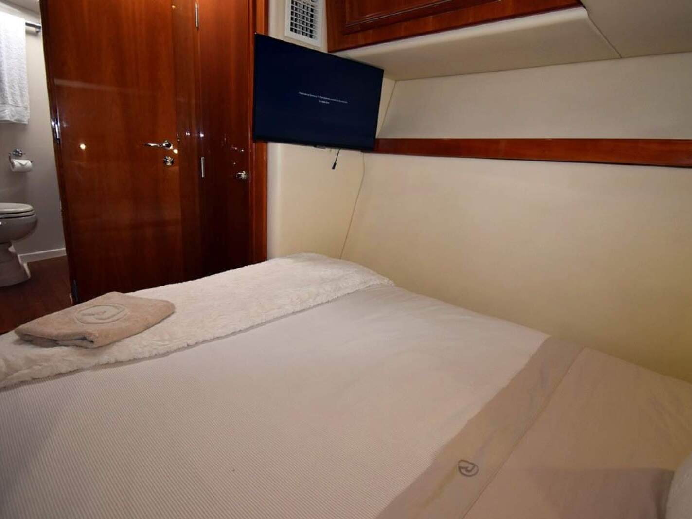 Riviera 47 Enclosed Flybridge 0 12