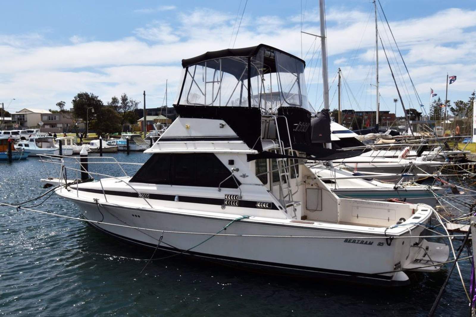 Bertram 35 Flybridge 0 13
