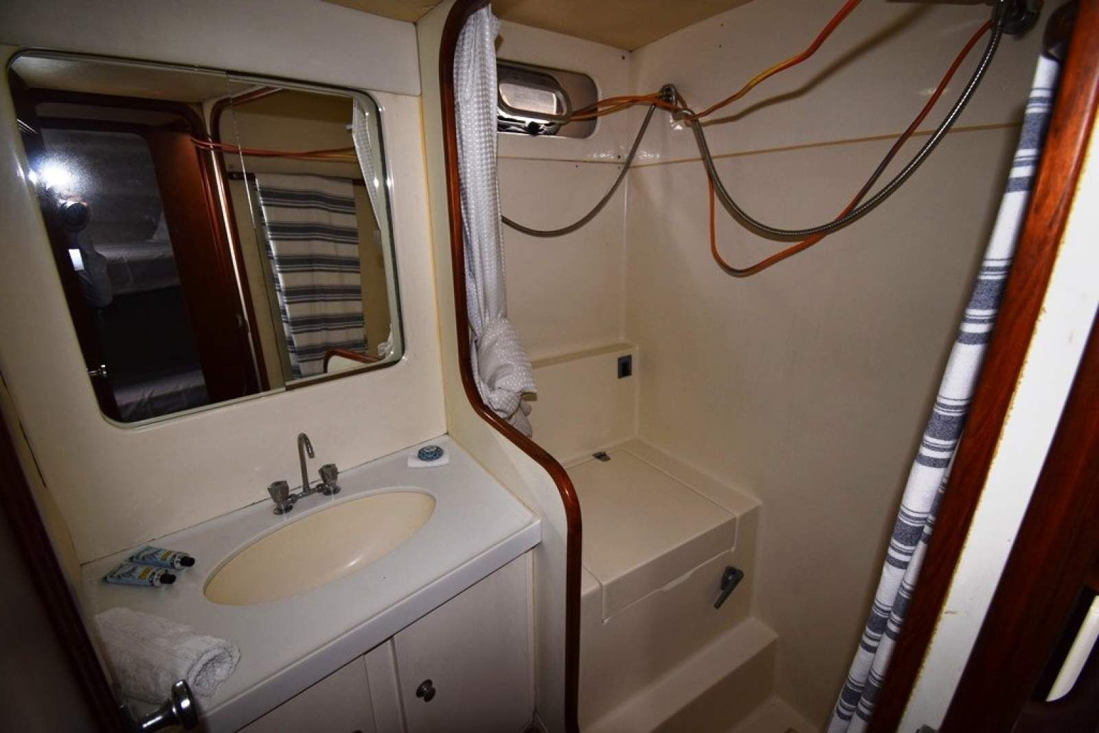 Mustang 3800 Flybridge Cruiser 1995 10