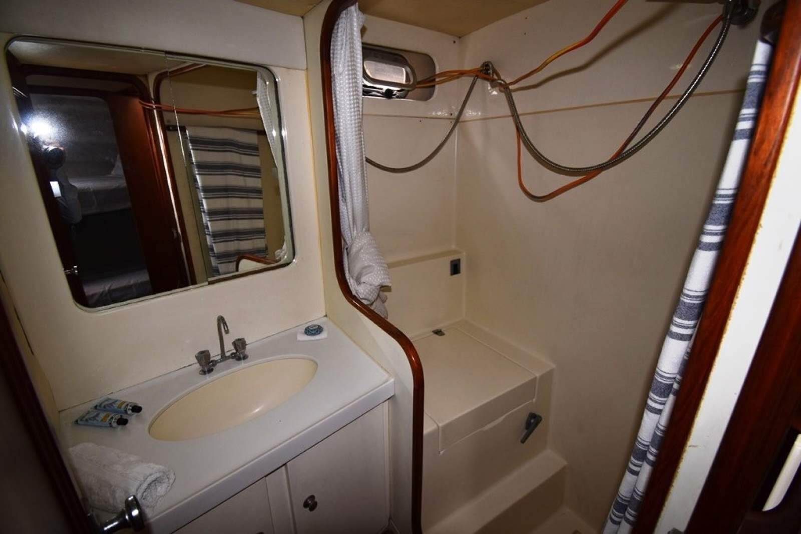 Mustang 3800 Flybridge Cruiser 1995 10