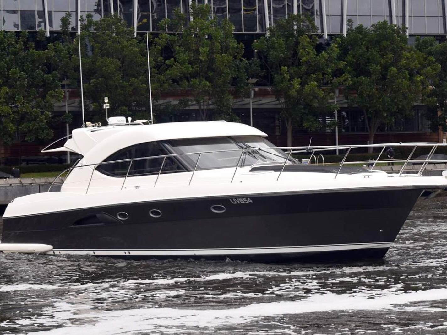 Riviera 5000 Sport Yacht 2011 02