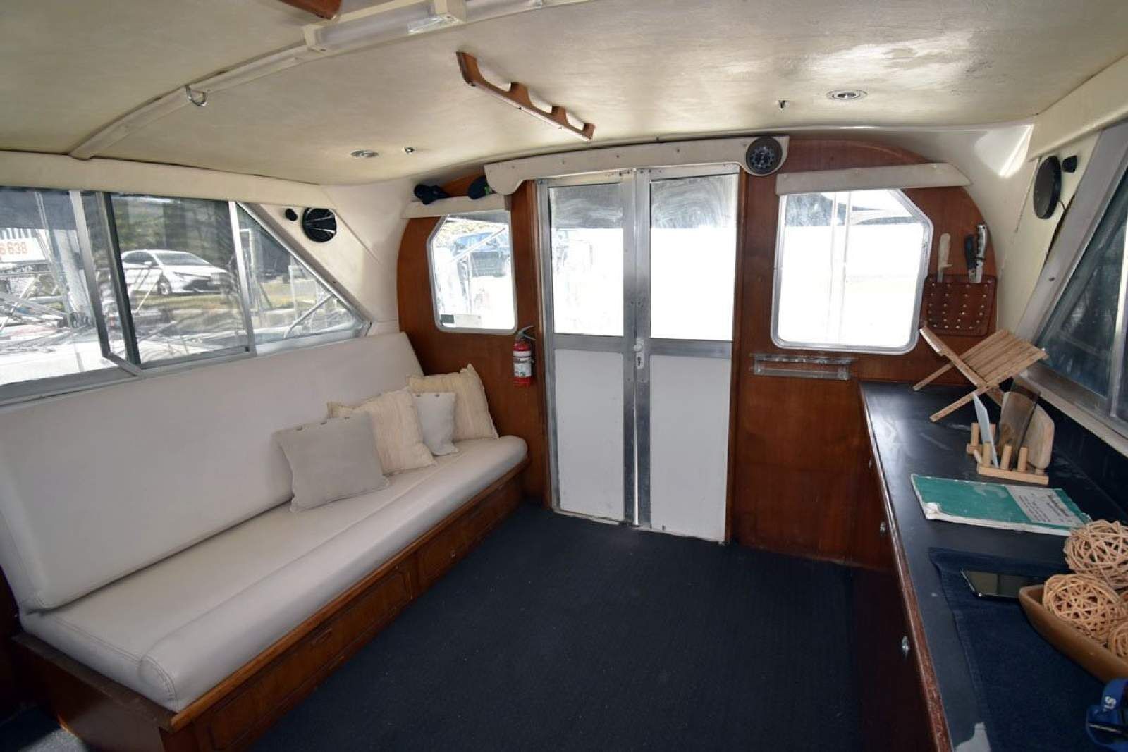 Bertram 35 Flybridge 0 09
