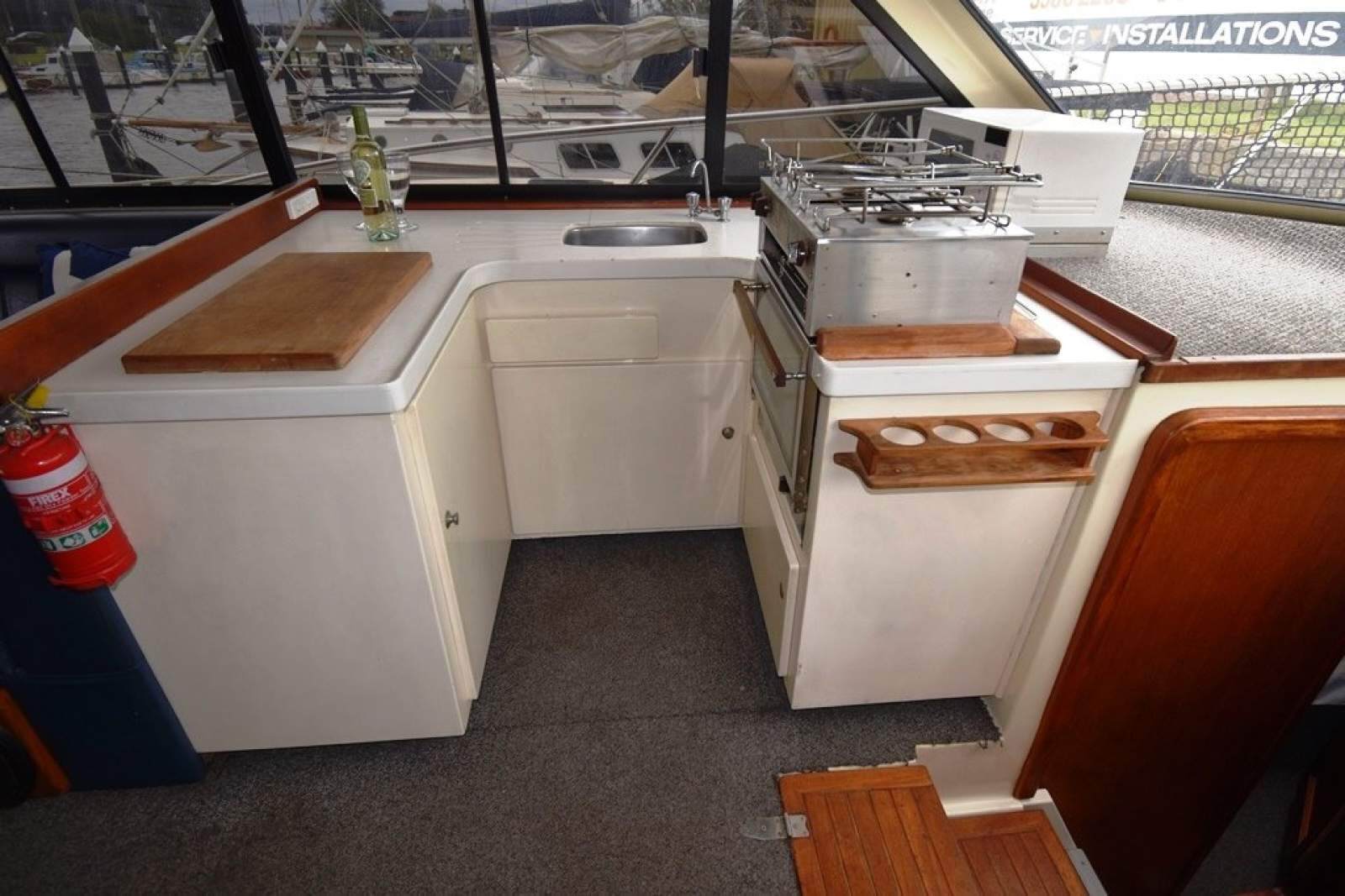 Mustang 3800 Flybridge Cruiser 1995 05