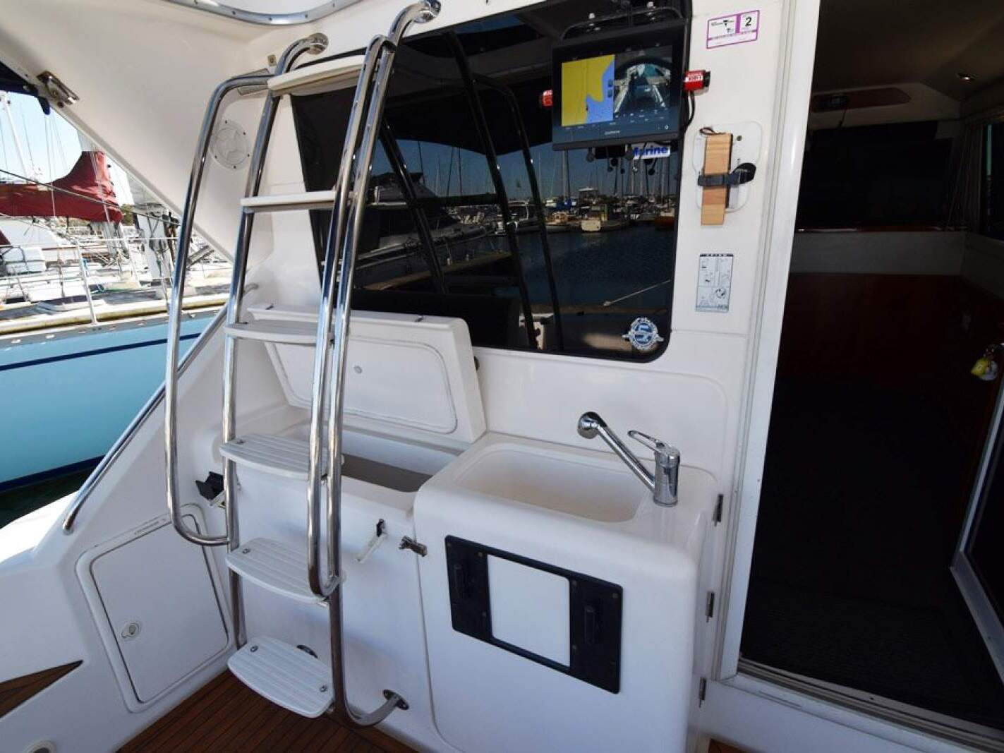 Riviera 3350 Flybridge 0 17