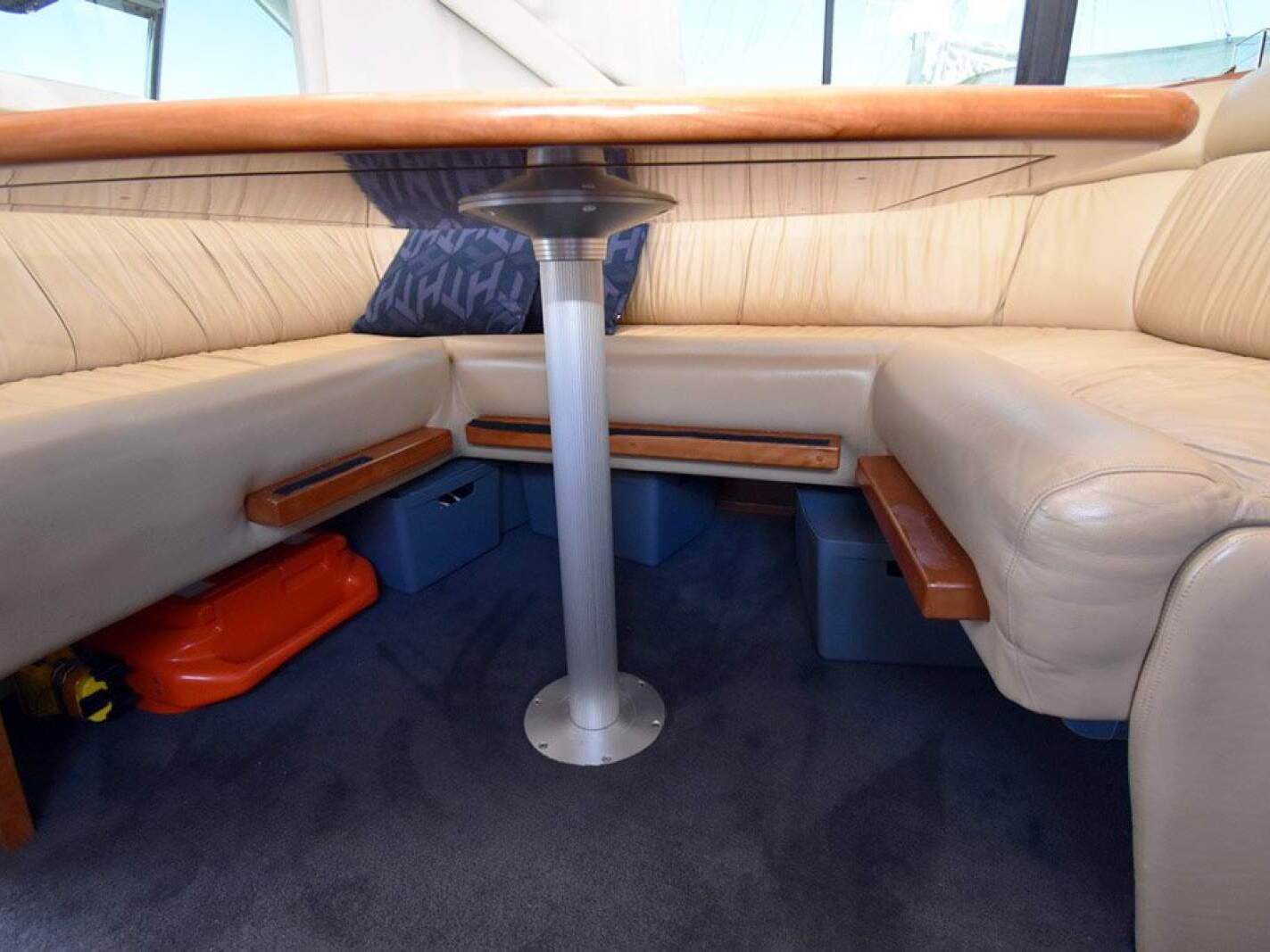 Riviera 3350 Flybridge 0 16