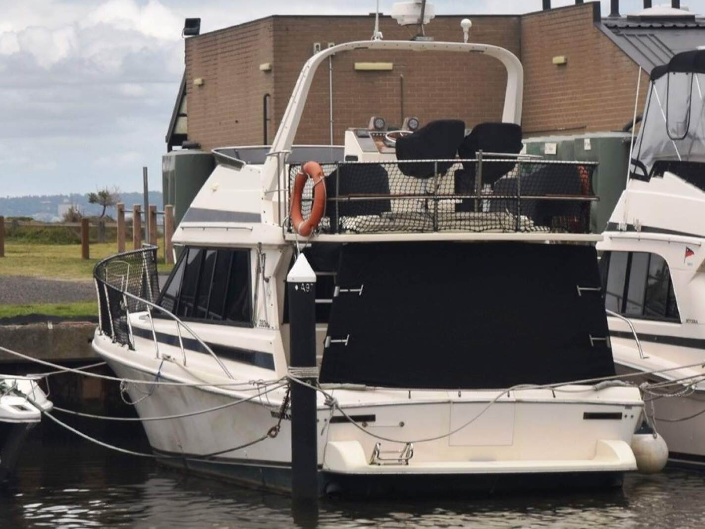 Mustang 3800 Flybridge Cruiser 1995 17