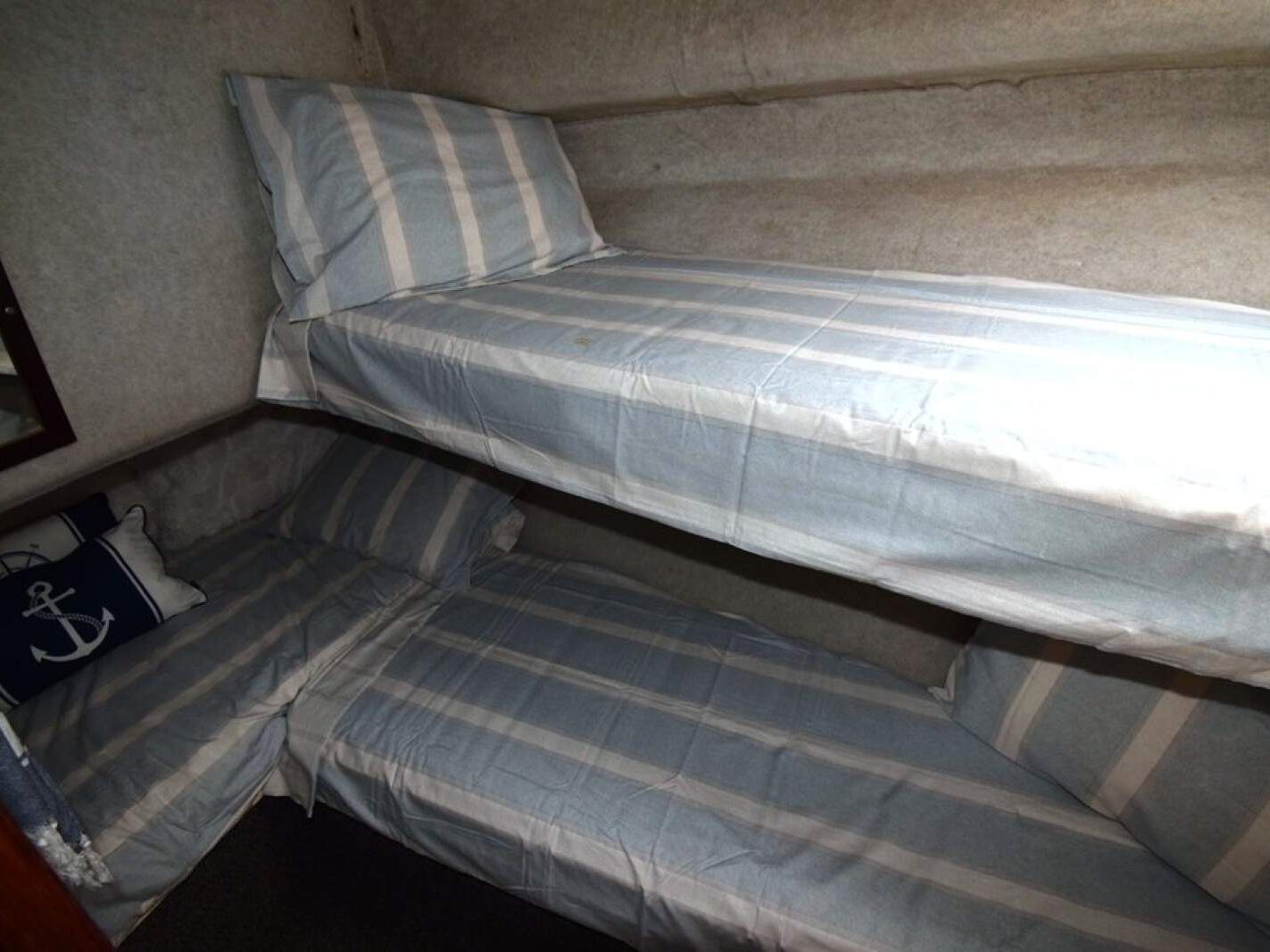 Mustang 3800 Flybridge Cruiser 1995 09