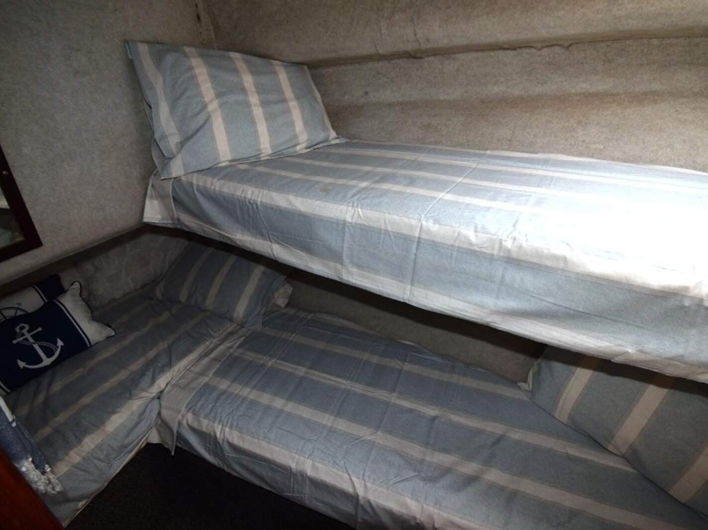 Mustang 3800 Flybridge Cruiser 1995 09