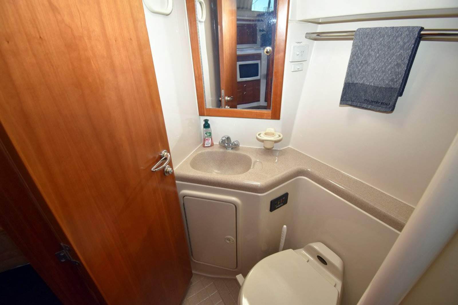 Riviera 3350 Flybridge 0 15