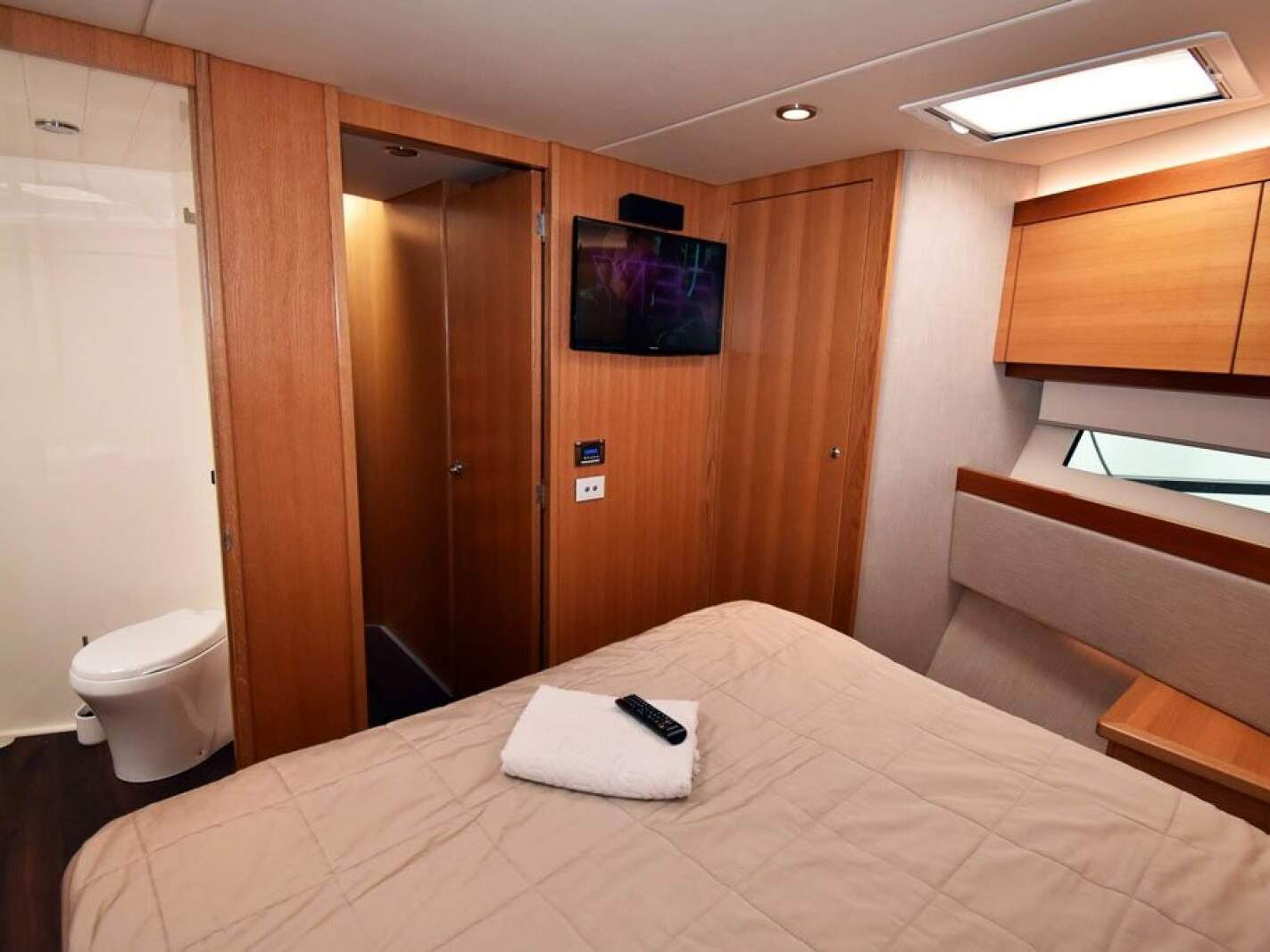 Riviera 50 Enclosed Flybridge 0 15