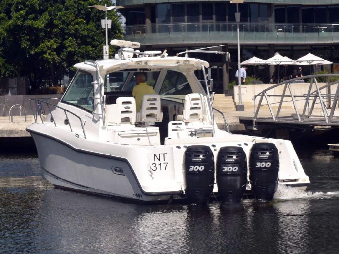 Boston Whaler 345 Conquest 0 01