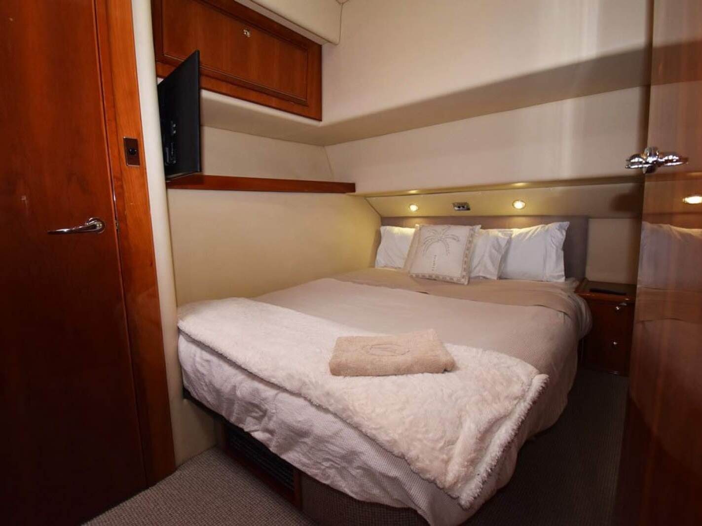 Riviera 47 Enclosed Flybridge 0 11