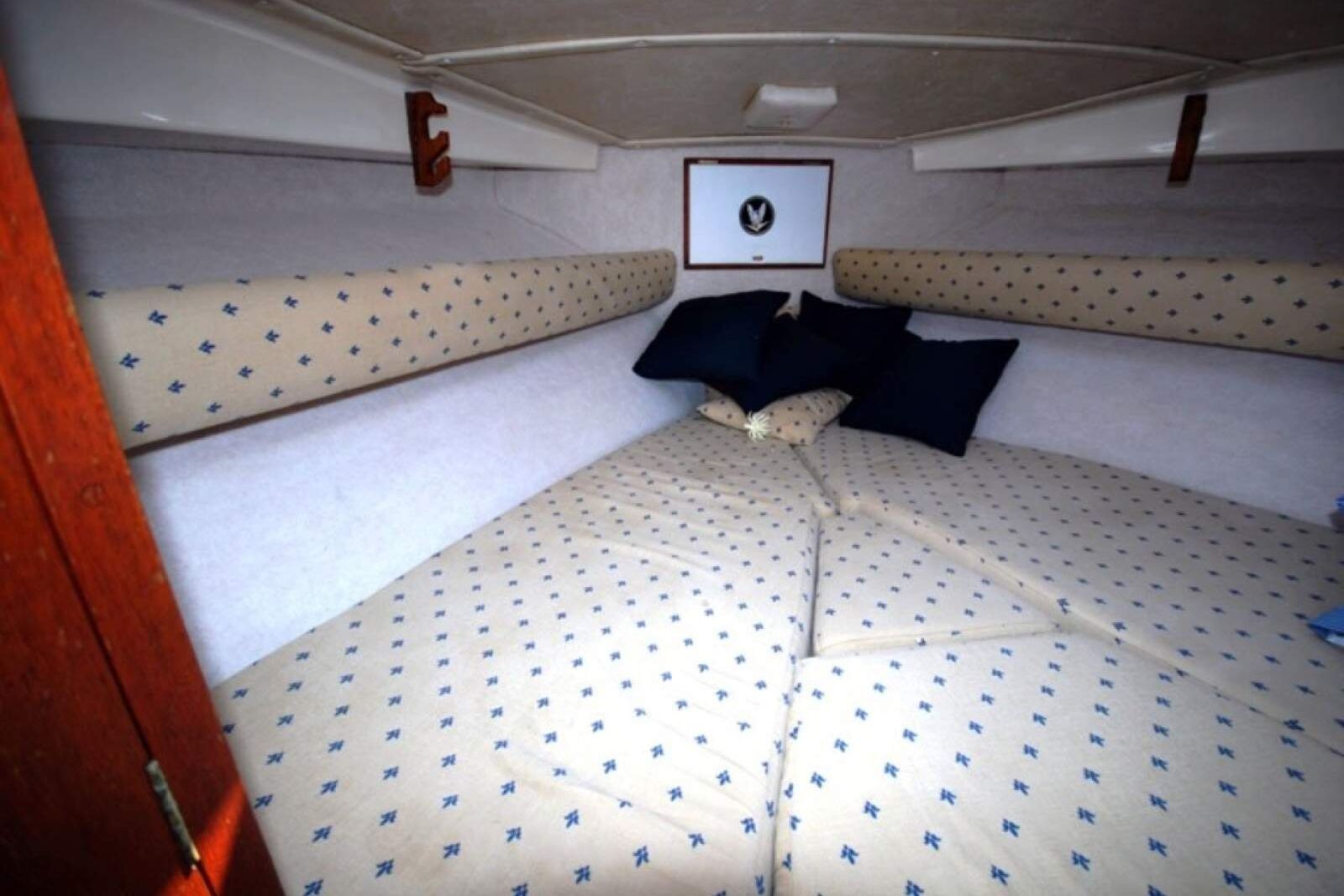 Bertram 35 Flybridge 0 07