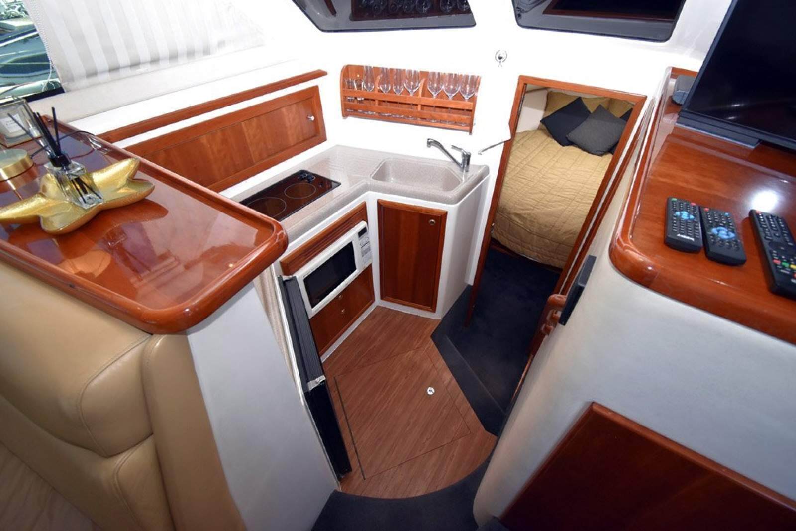 Riviera 3350 Flybridge 0 10