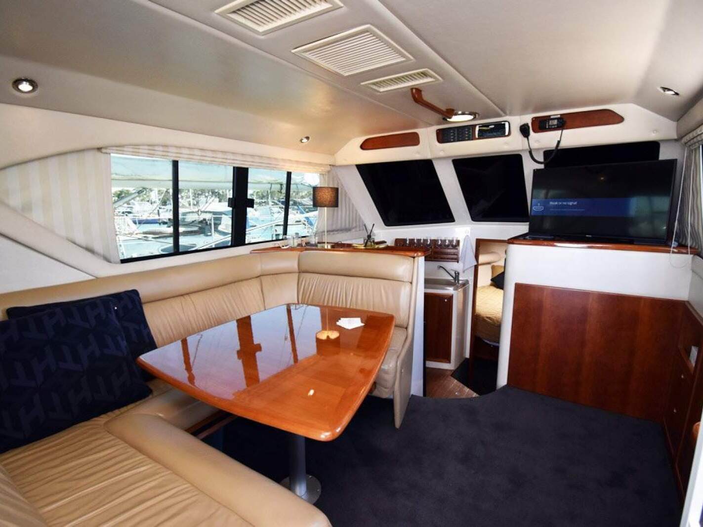 Riviera 3350 Flybridge 0 04