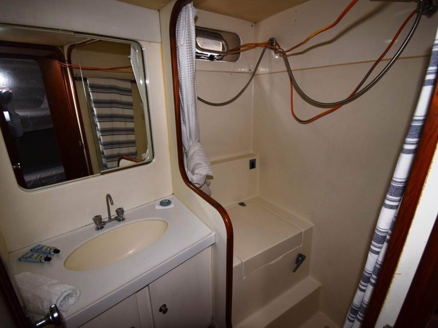 Mustang 3800 Flybridge Cruiser 1995 10