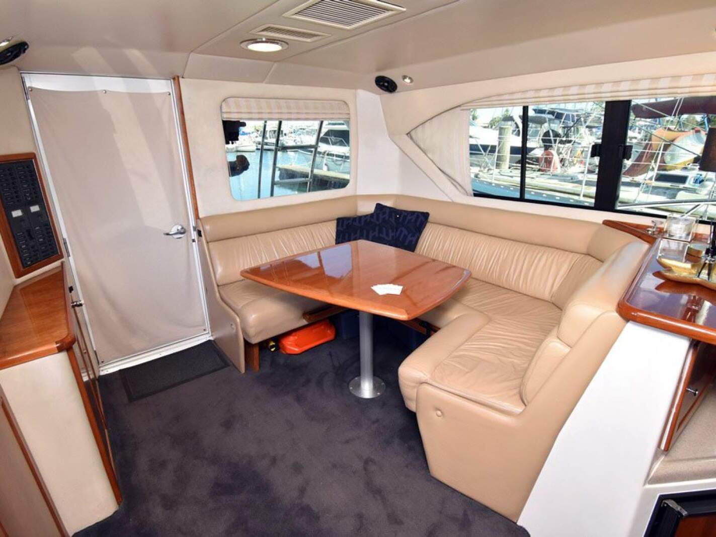 Riviera 3350 Flybridge 0 09