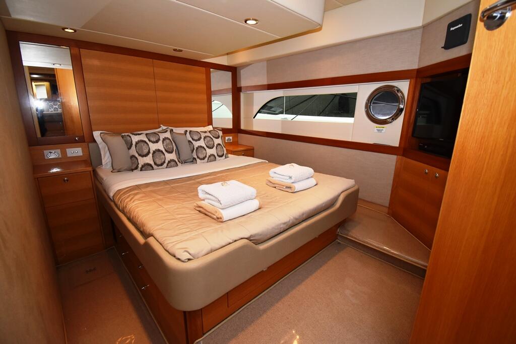 Riviera 50 Enclosed Flybridge 0 12