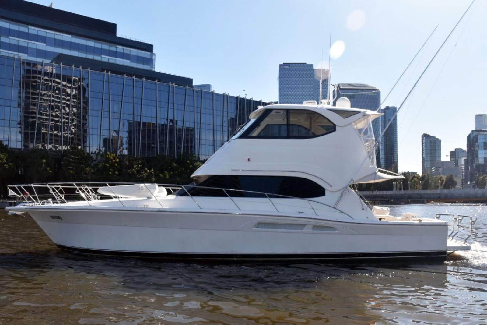 Riviera 47 Enclosed Flybridge 0 02