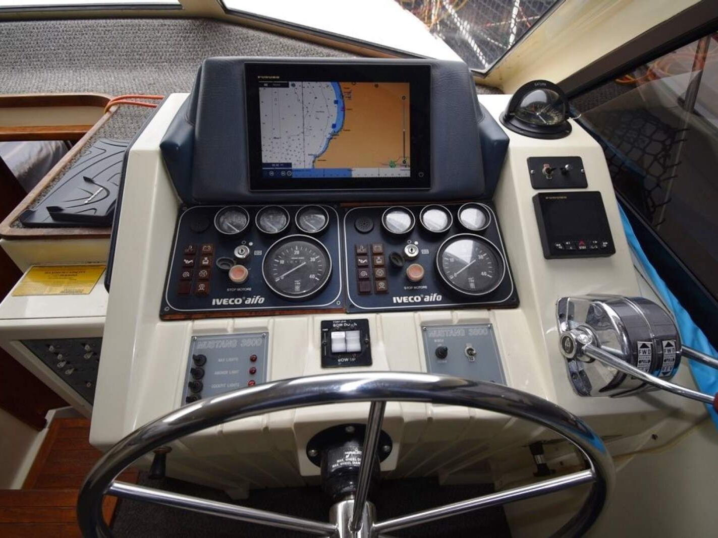 Mustang 3800 Flybridge Cruiser 1995 06