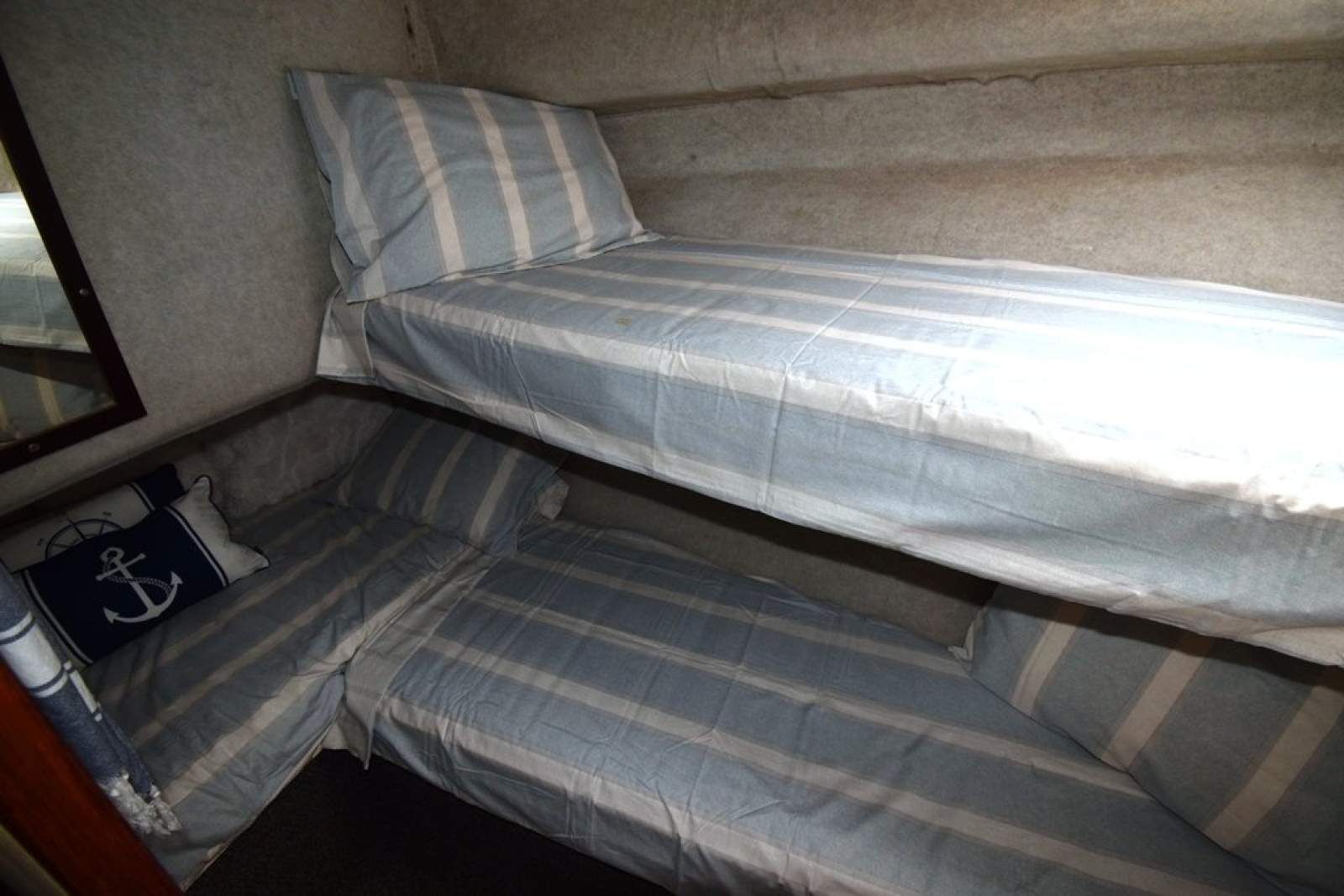 Mustang 3800 Flybridge Cruiser 1995 09